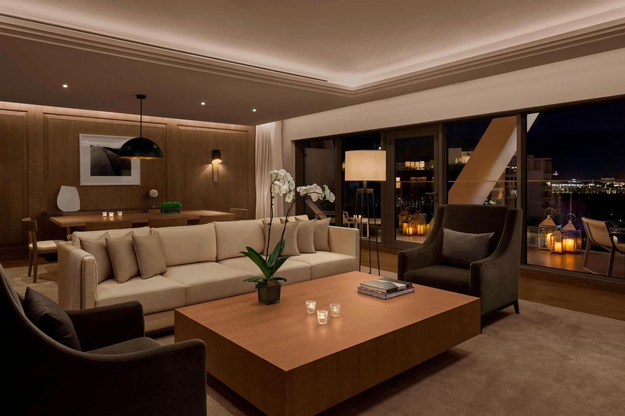 فندق طبعة أبو ظبي إيديشن المظهر الخارجي الصورة The living room of a suite at the Mandarin Oriental, Bangkok