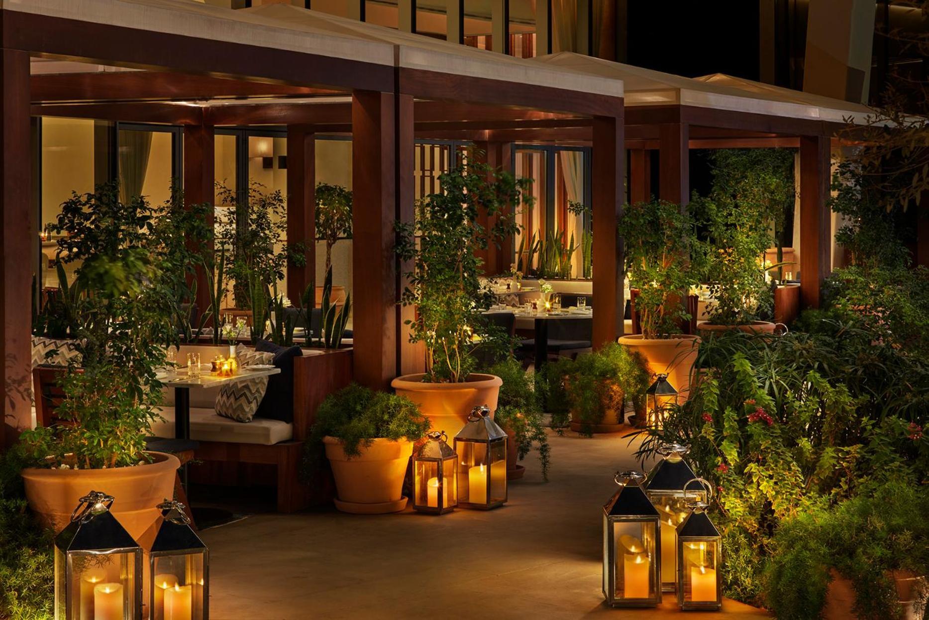 فندق طبعة أبو ظبي إيديشن المظهر الخارجي الصورة The patio at the Mirage