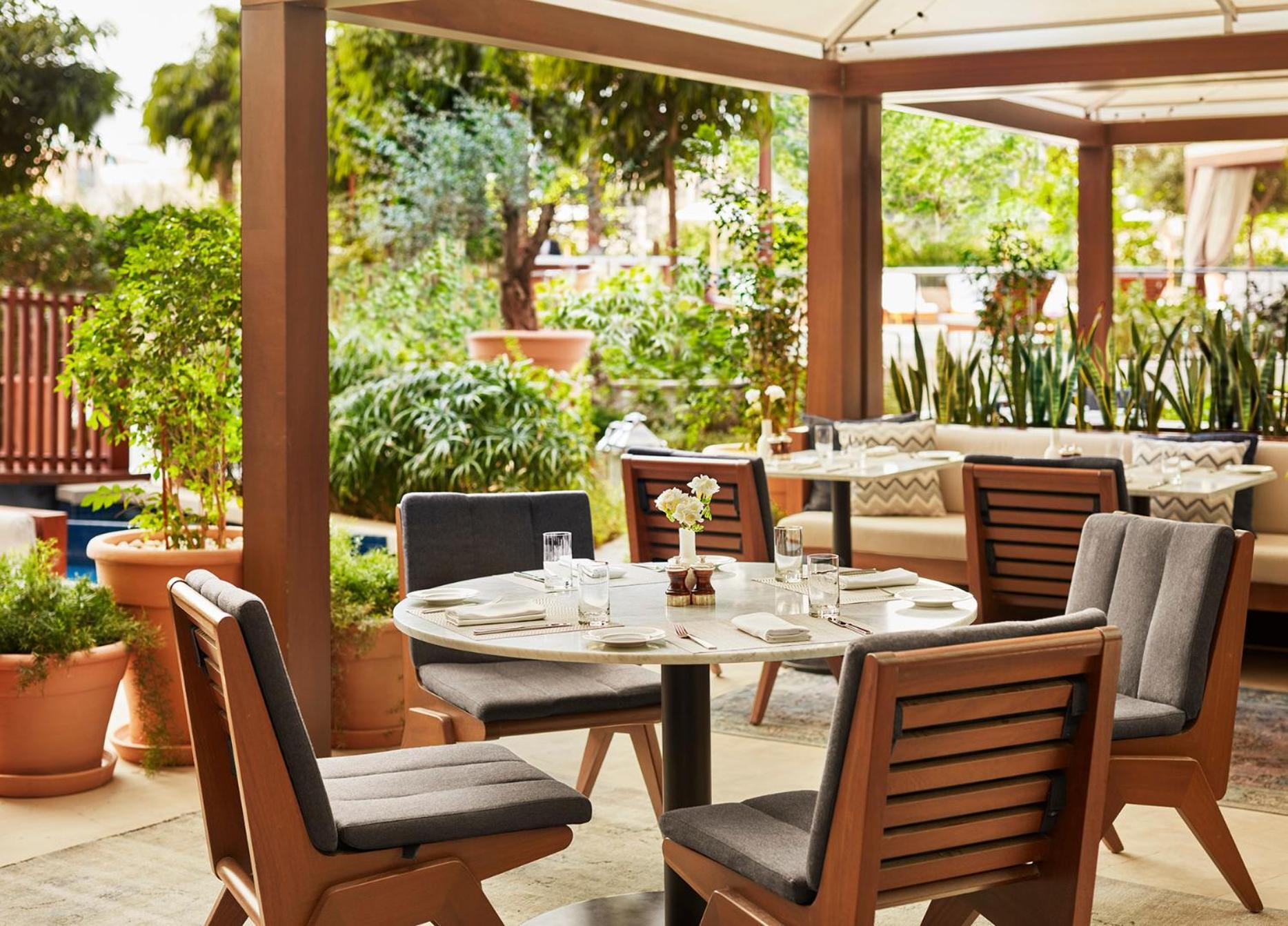 فندق طبعة أبو ظبي إيديشن المظهر الخارجي الصورة The Terrace at the Four Seasons Hotel