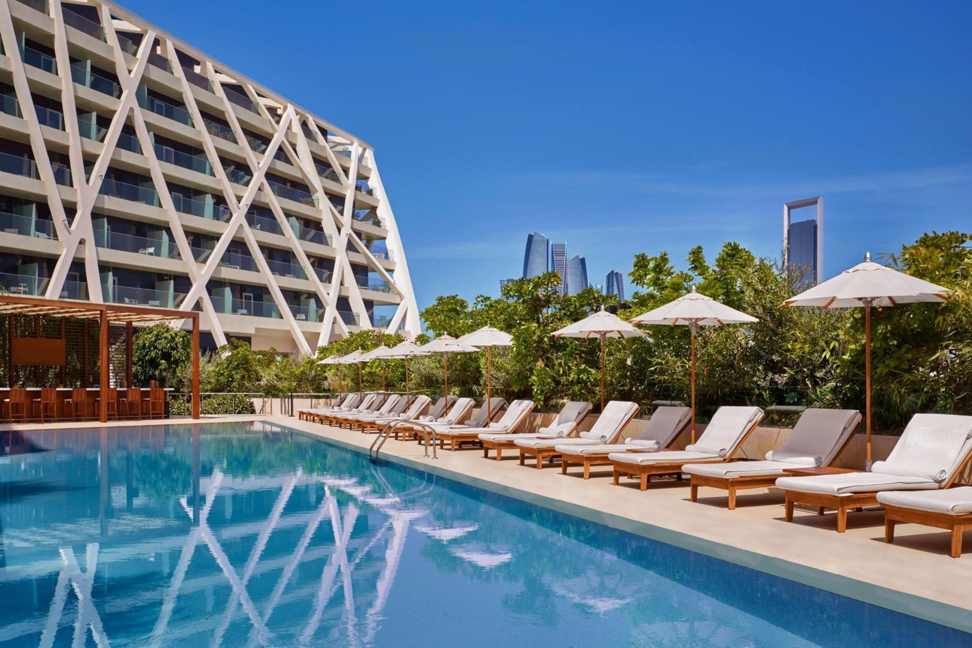 فندق طبعة أبو ظبي إيديشن المظهر الخارجي الصورة The hotel's pool